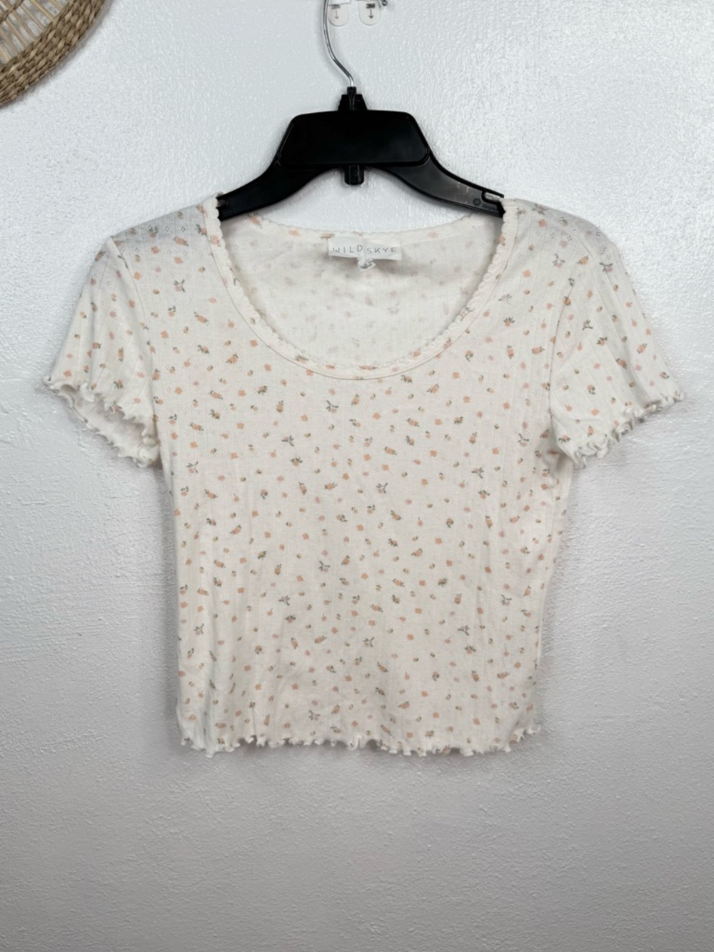 Wild Skye Baby Tee Top Womens Size M Ivory Floral Ribbed Cropped Lettuce Trrim